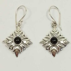 Boucles d'oreilles motif losange avec pierre onyx en argent 925.