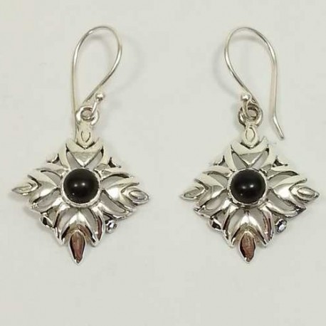 Boucles d'oreilles motif losange avec pierre onyx en argent 925.