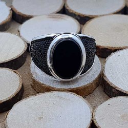 Chevalier argent avec onyx et zircon noir .