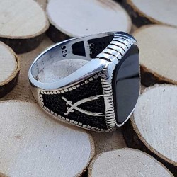 Chevalier argent avec onyx et zicon noir .