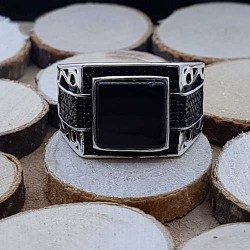 Chevalier argent avec onyx et zircon noir .