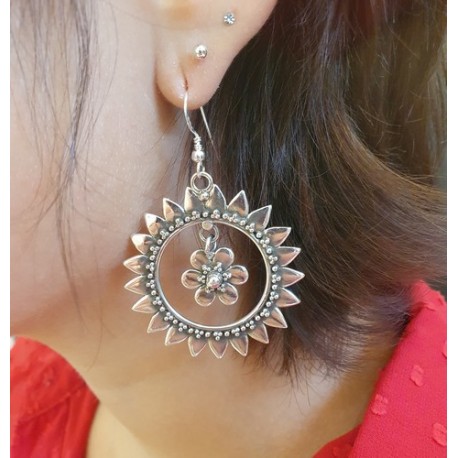 Boucles d'oreille cercle de fleur en argent 925 .