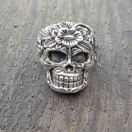 bague argent 925 tete de mort orné d ' yne fleur .