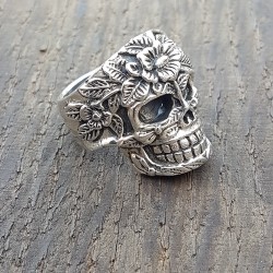 bague argent 925 tete de mort orné d ' yne fleur .