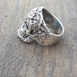 bague argent 925 tete de mort orné d ' yne fleur .