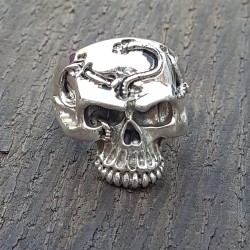 Bague tete de mort en argent 925 ficelle .