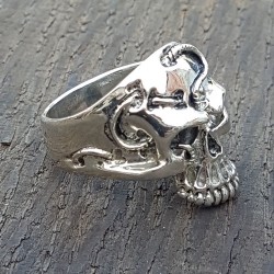 Bague tete de mort en argent 925 ficelle .