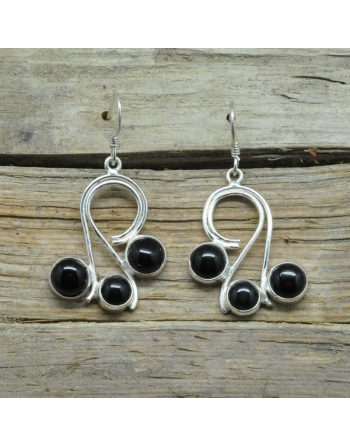 Boucle d ' oreille Onyx .