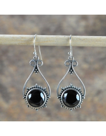 Boucles d ' oreilles Onyx .