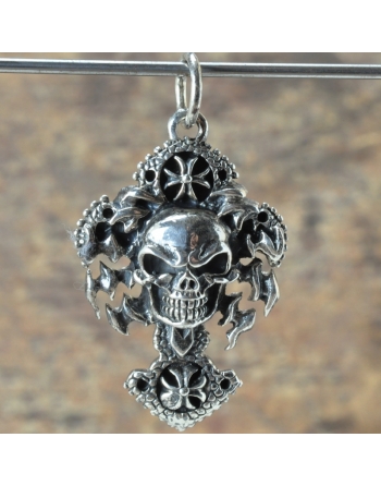 Pendentif tete de mort